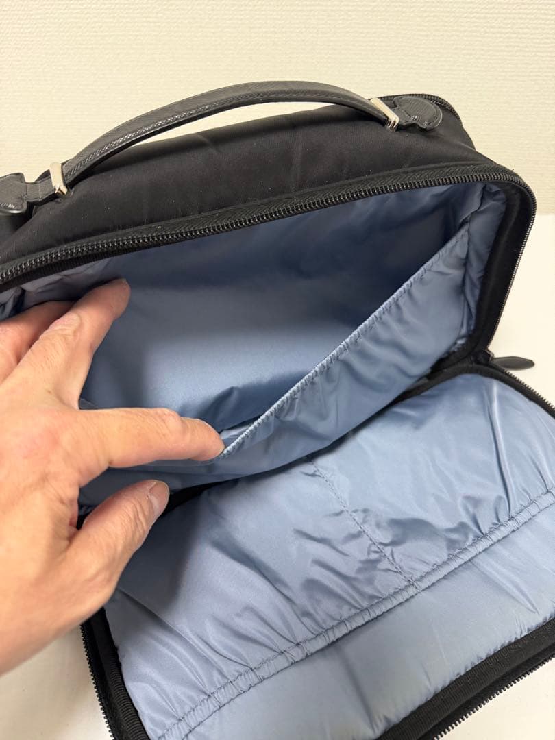 PRADA ブラックナイロンハンドバッグ