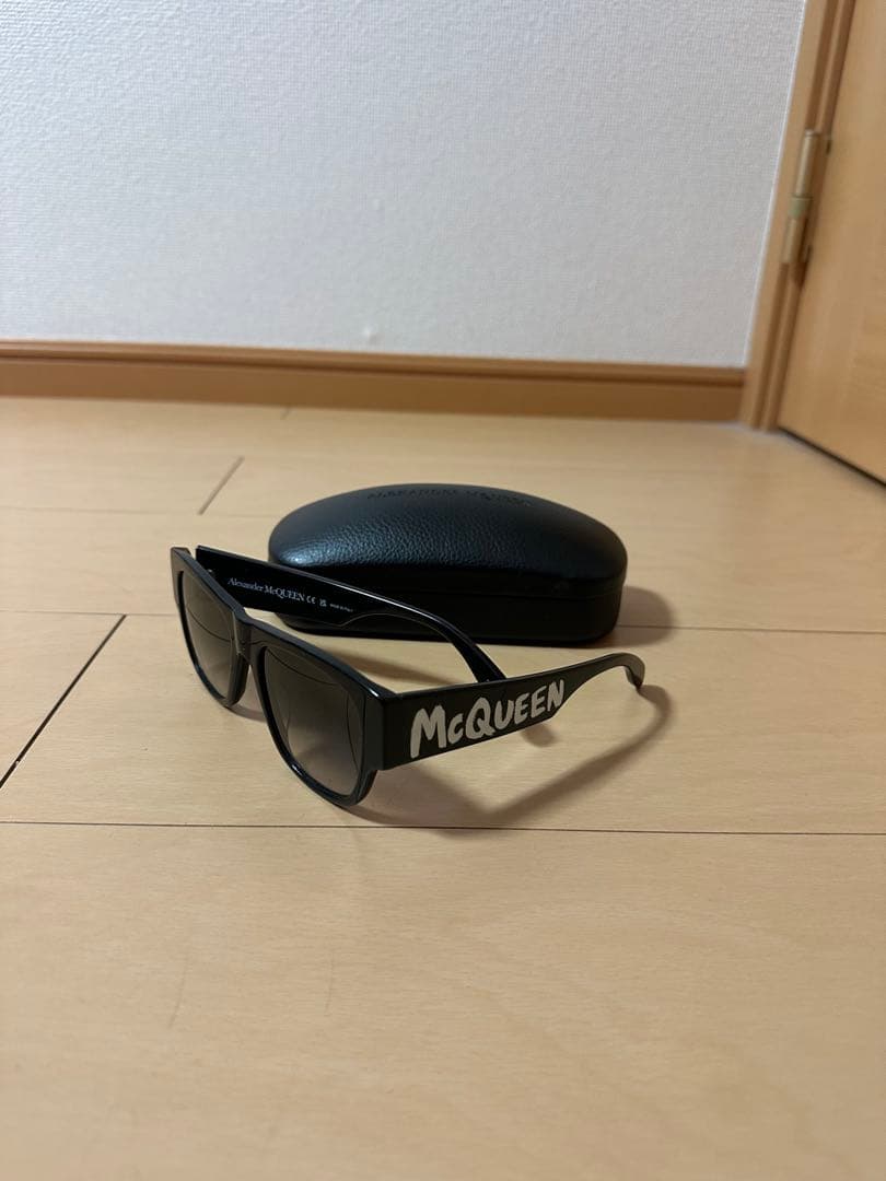 ALEXANDER MCQUEEN ブラック サングラス
