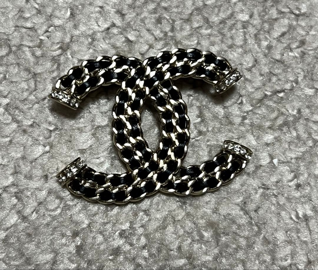 唯一ページ シャネル ブローチ 2点