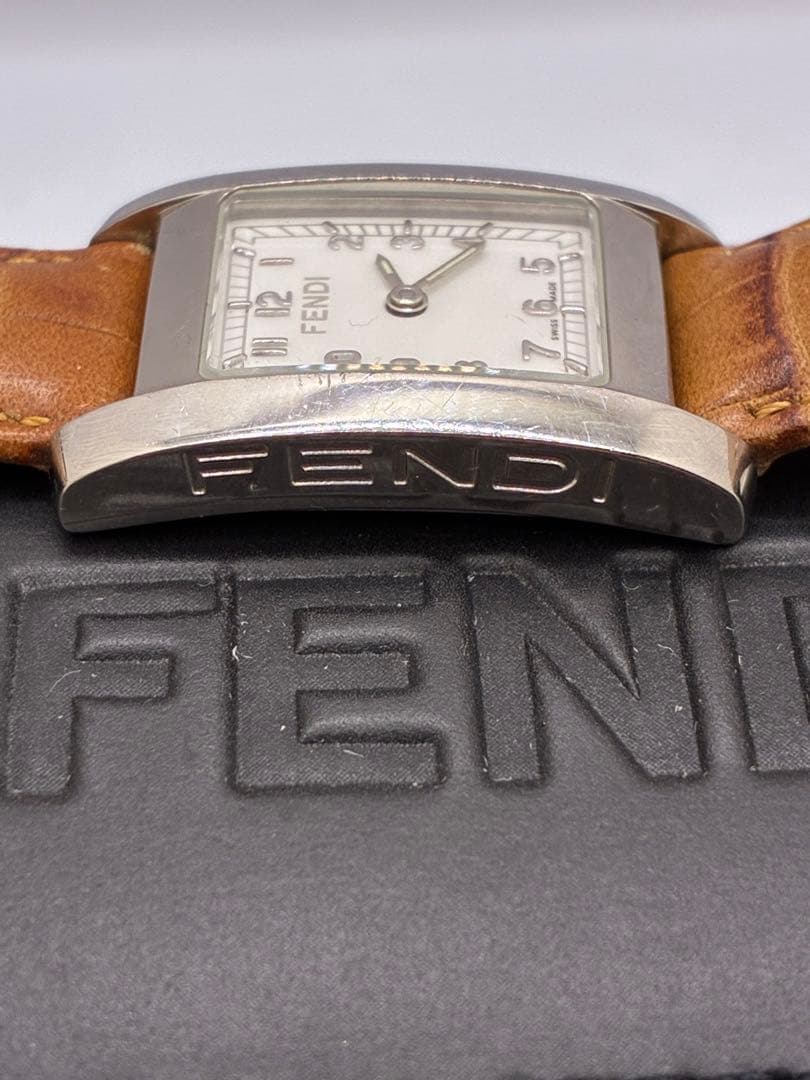 FENDI フェンディ 良品 レディース腕時計 7000L 箱付き 稼働