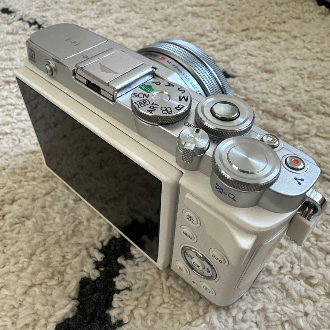 OLYMPUS PEN EーP7 EZダブルズームキットミラーレス一眼カメラ