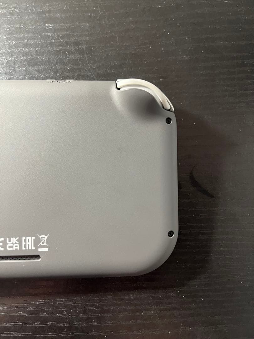 グレーの Nintendo Switch Lite、充電器 付き 大和桜