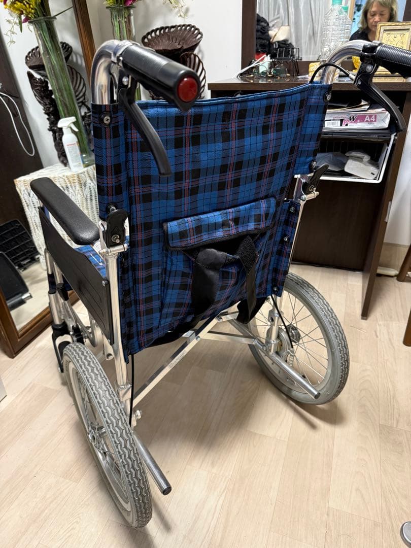青と黒のチェック柄 介助用車椅子