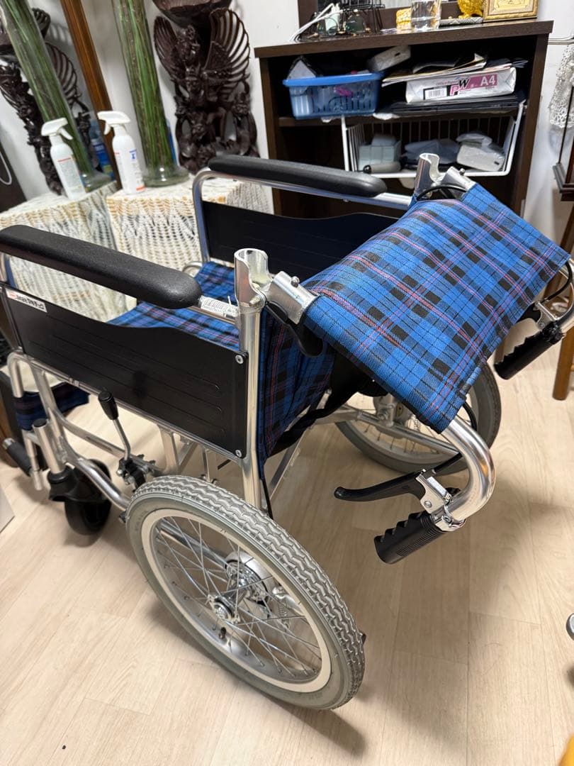 青と黒のチェック柄 介助用車椅子