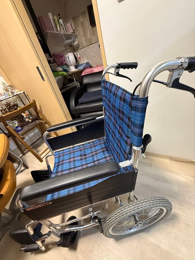青と黒のチェック柄 介助用車椅子