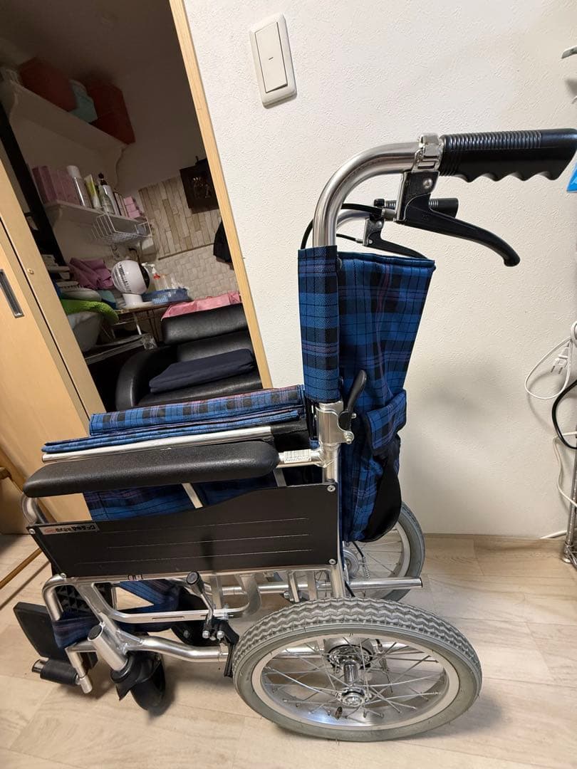 青と黒のチェック柄 介助用車椅子