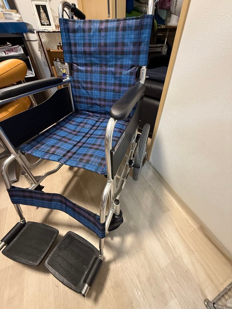 青と黒のチェック柄 介助用車椅子