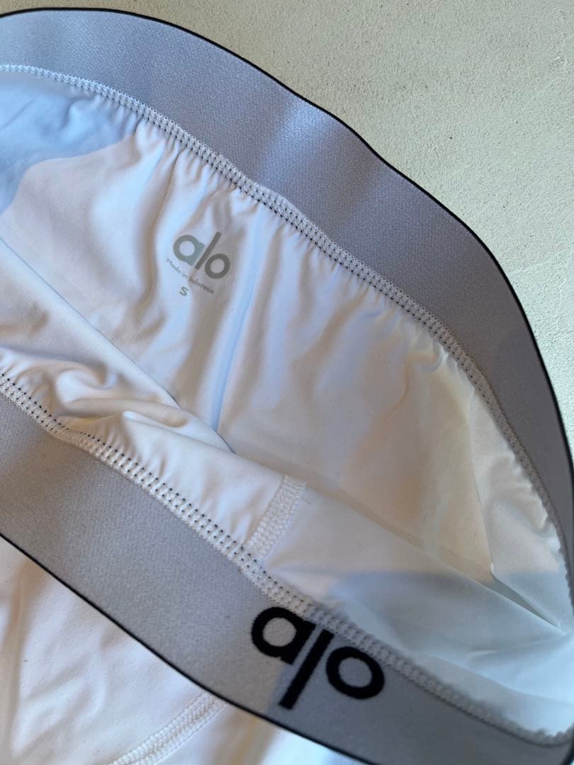 【新品未使用】alo Yoga パンツ　ブラックとホワイト　2点セット