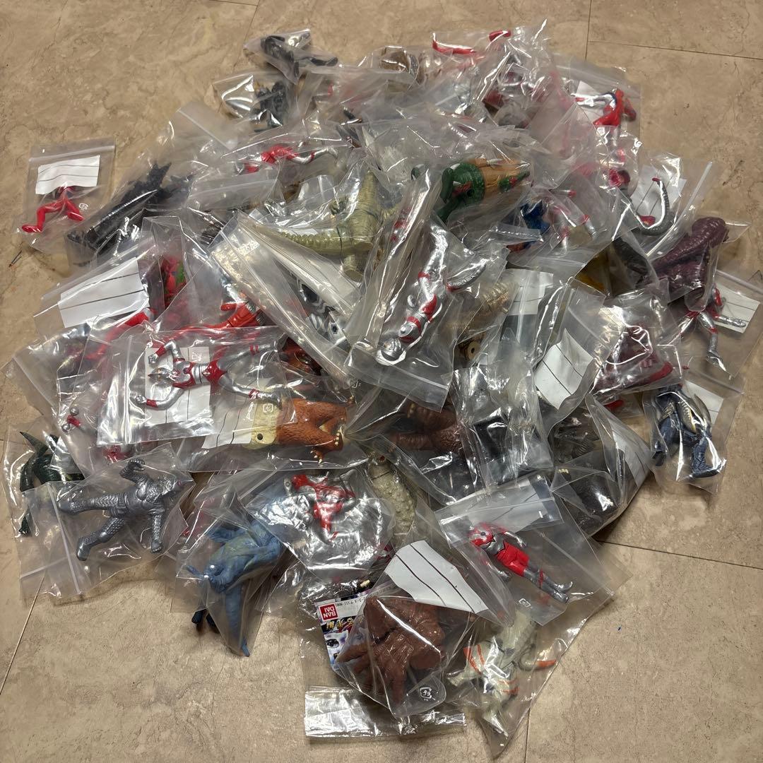 d*2様 ガシャポンウルトラマンシリーズ　全100体以上