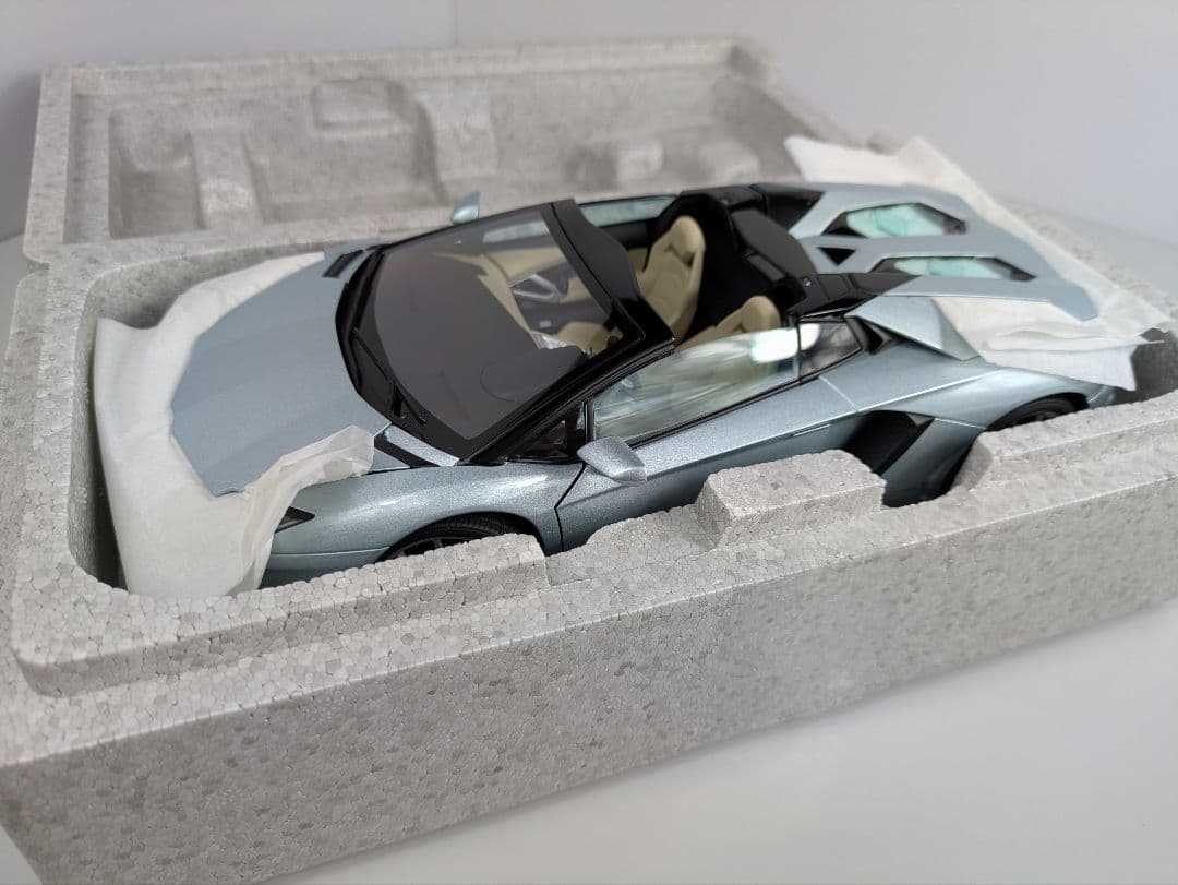 1/18 ミニカー オートアート ランボルギーニ アヴェンタドール ロードスター