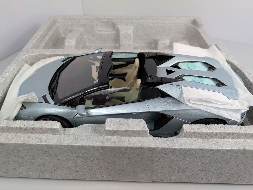 1/18 ミニカー オートアート ランボルギーニ アヴェンタドール ロードスター