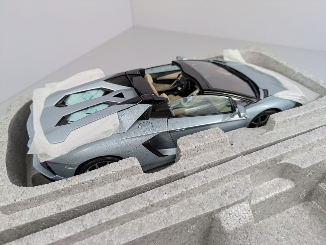 1/18 ミニカー オートアート ランボルギーニ アヴェンタドール ロードスター