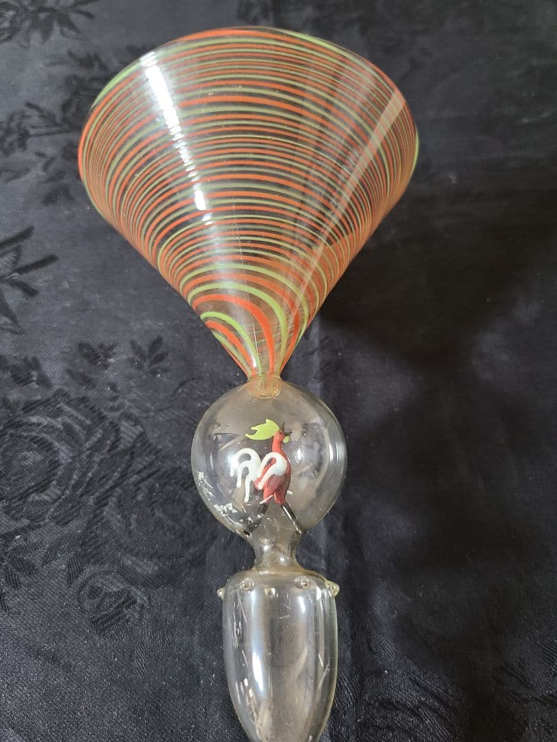 ビミニグラスワインまたはカクテルグラス赤のニワトリ