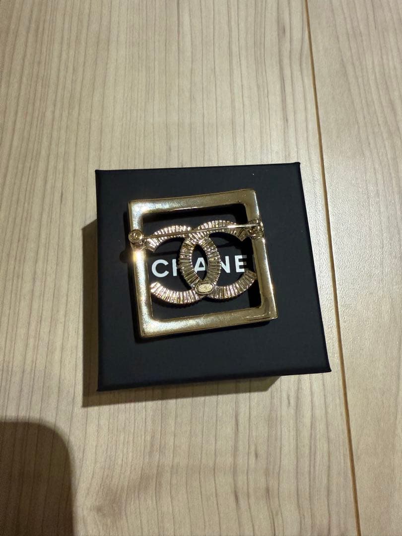 CHANEL ゴールドメタル ブローチ