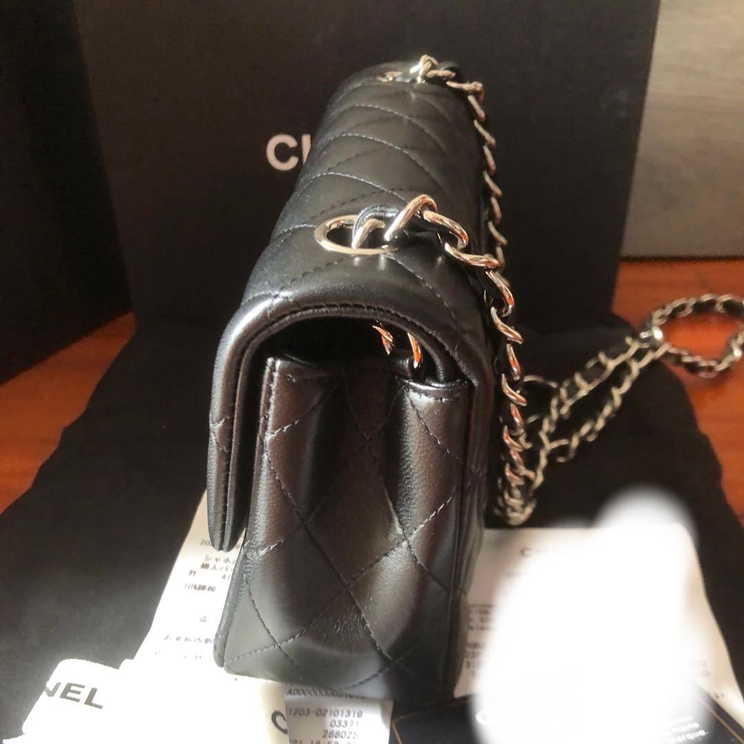 キルティングデザインのブラックレザーショルダーバッグ、チェーンストラップ付き。