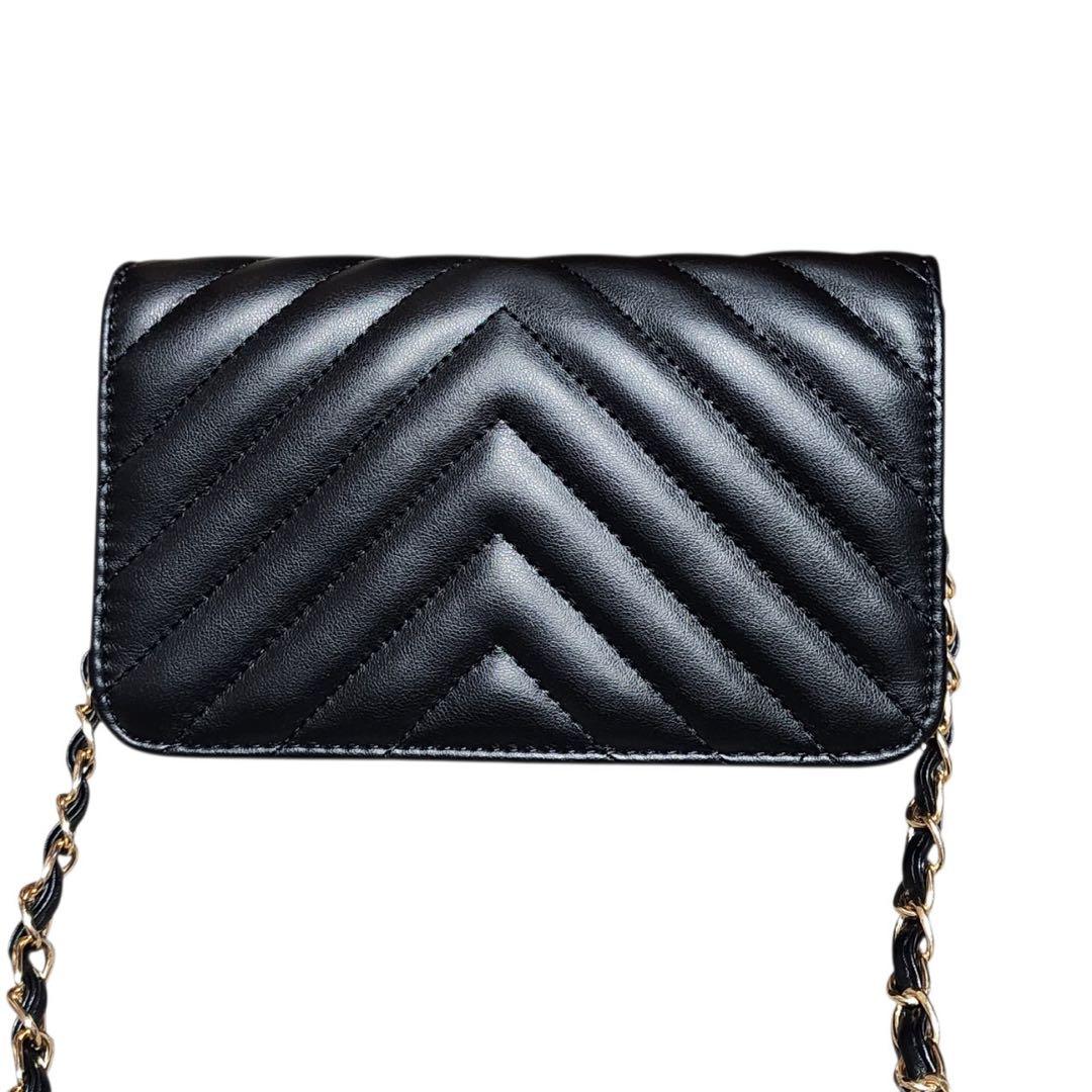 CHANEL　Vステッチ　ショルダーバッグ　黒　ノベルティ