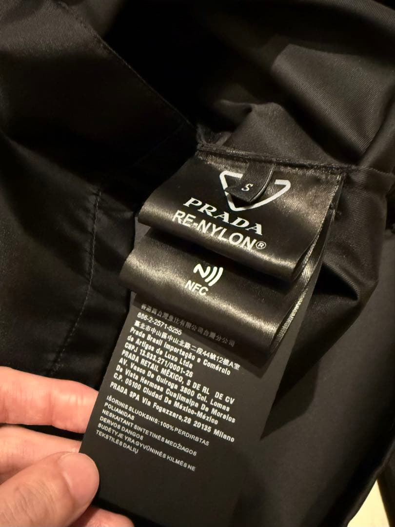 ※74 PRADA Re-Nylon シャツ ハンガー付き