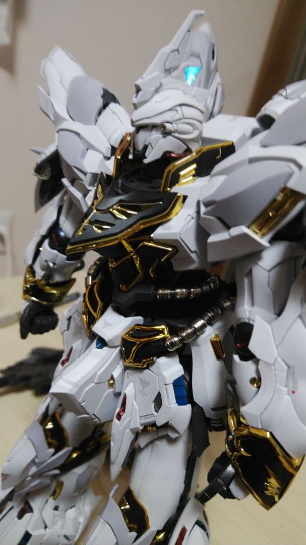 オマケ付き！〈完成品〉海外キットシナンジュ似真紅の三倍速白狼Ver.