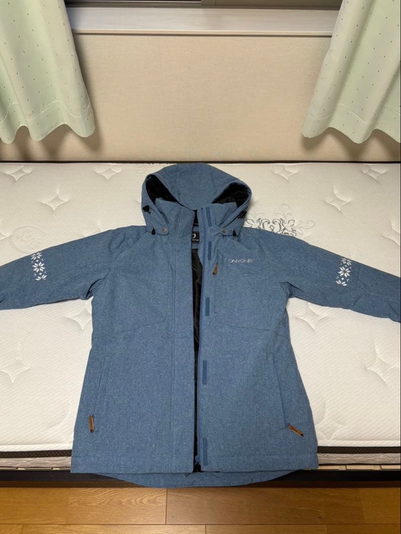 オンヨネのレディース用スキーウエア（ジャケットのみ）未使用、Lサイズ