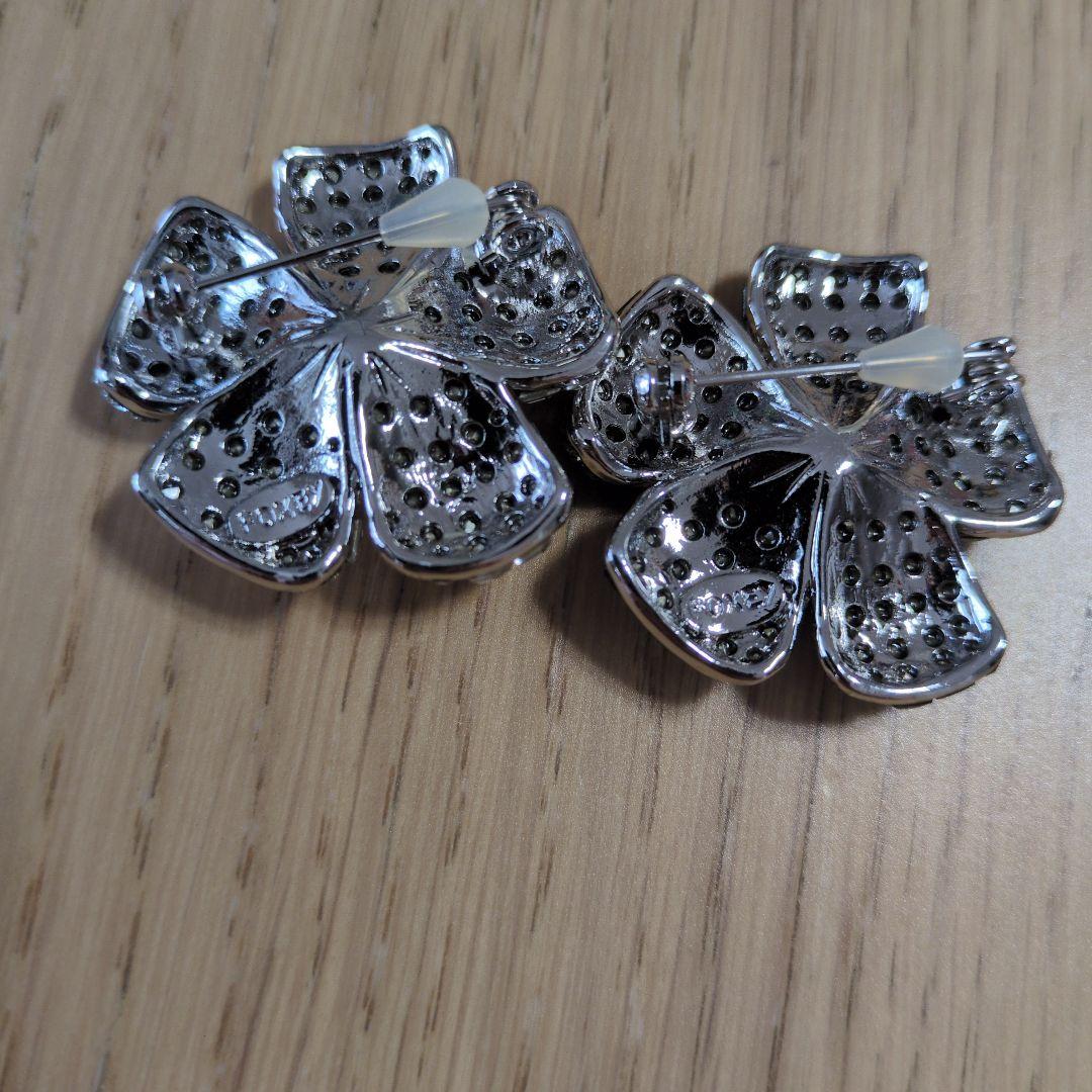 FOXEYフォクシー✨新品✨花形ブローチ 2個セット✨貴重カラーとクリアのセット