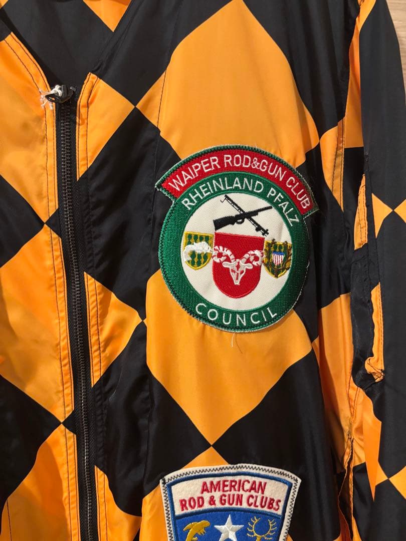 オレンジと黒のチェック柄ナイロンジャケット