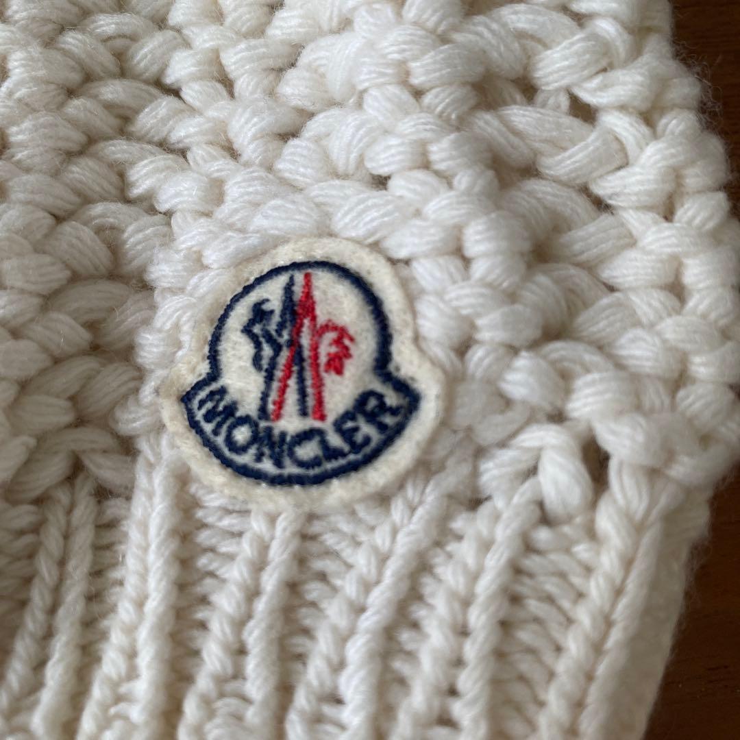 モンクレール　ホワイト ポンポン付きニット帽