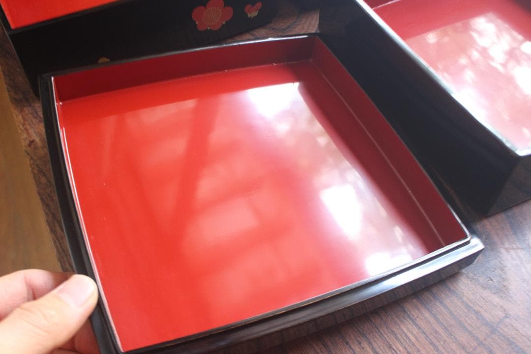 デッドストック！上質内朱黒漆に優美な紅白梅蒔絵の映える三段重（検重箱お重