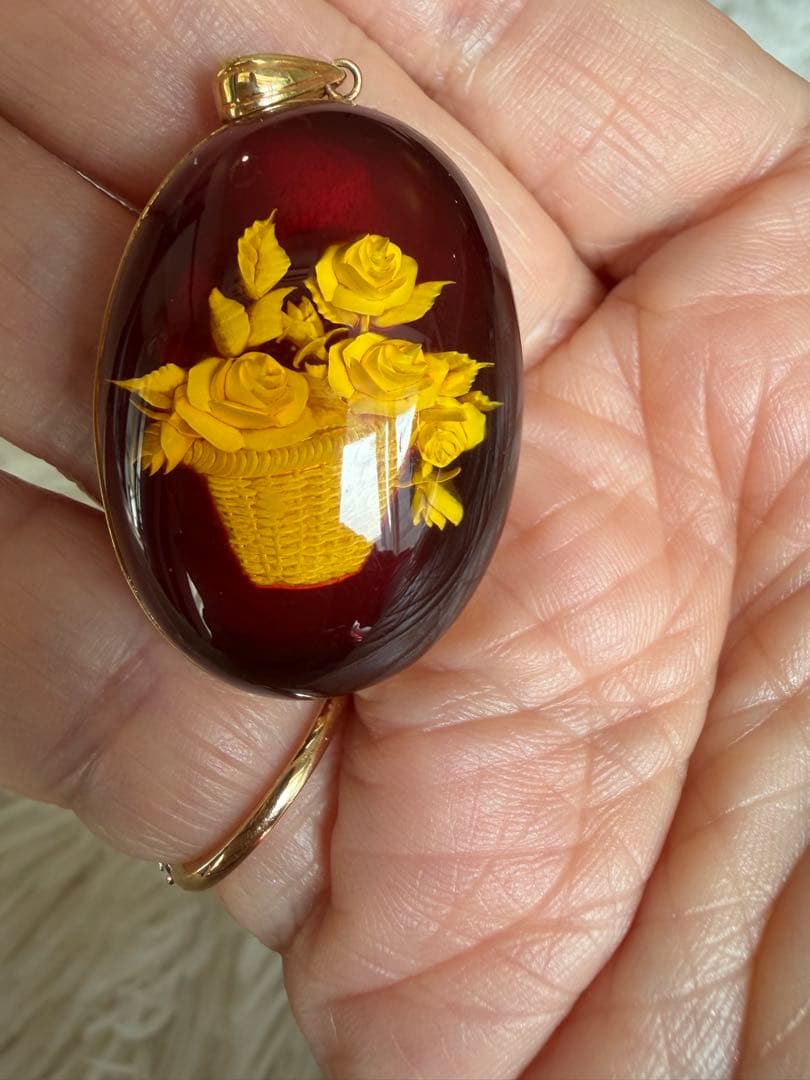 天然琥珀　インタリオ彫刻K18ペンダント