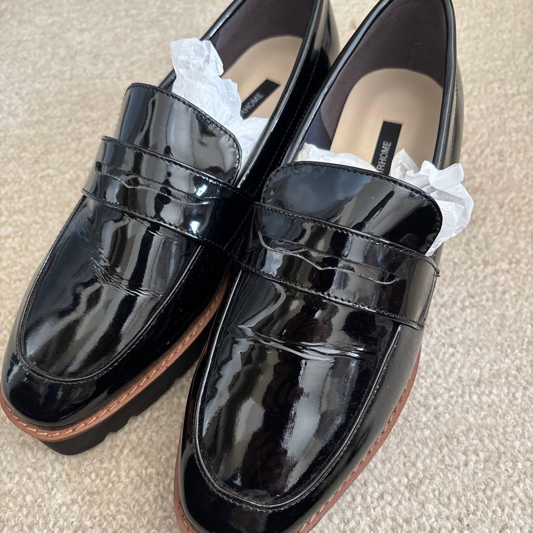 アワーホーム　OUR エナメルレザー のローファーシューズ