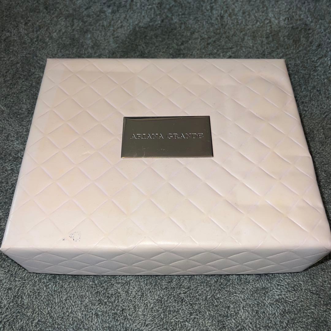 【日本未発売】Ari byAriana Grande ギフトボックス