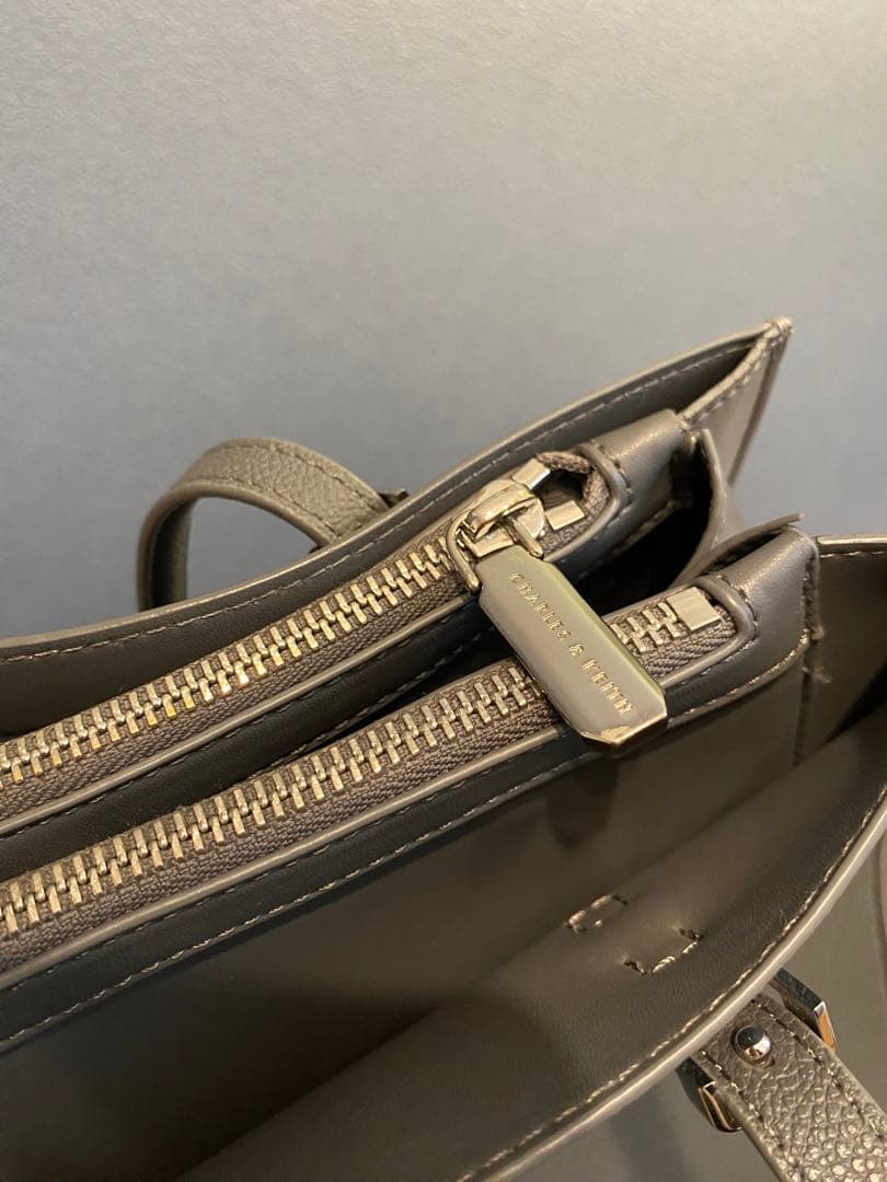 【美品】CHARLES&KEITH レザートートバッグ　グレー