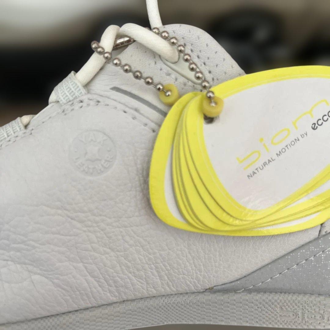 新品ecco biom ホワイト スパイクシューズ