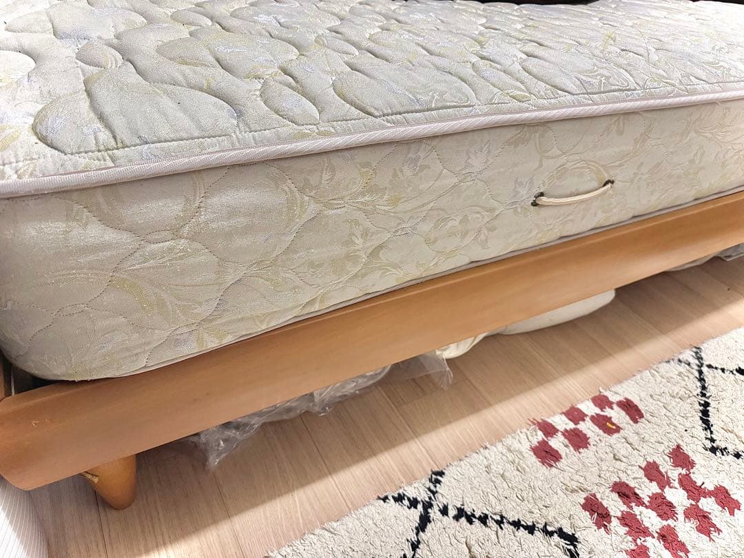 【送料無料】シモンズSimmons マットレス　クイーンベッドフレームセット