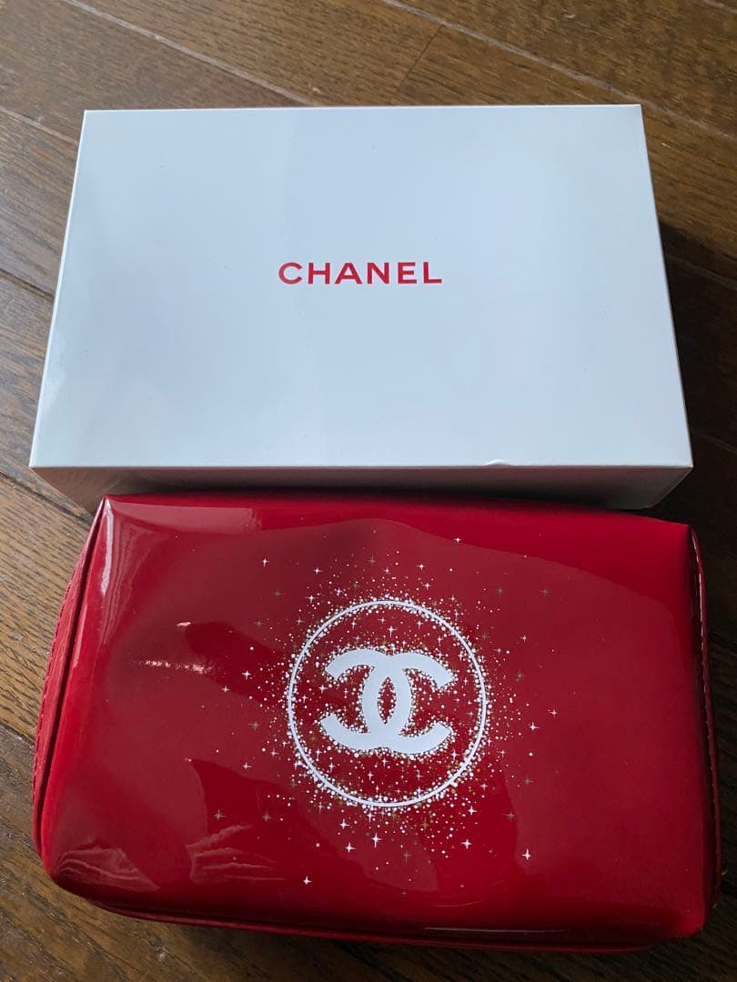♥新品未使用♥ CHANEL メイクアップ　ノベルティエナメルポーチ レッド