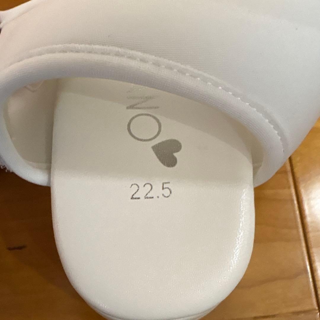 メゾピアノジュニア　リボン付きホワイト厚底サンダル　S(22〜22.5cm)