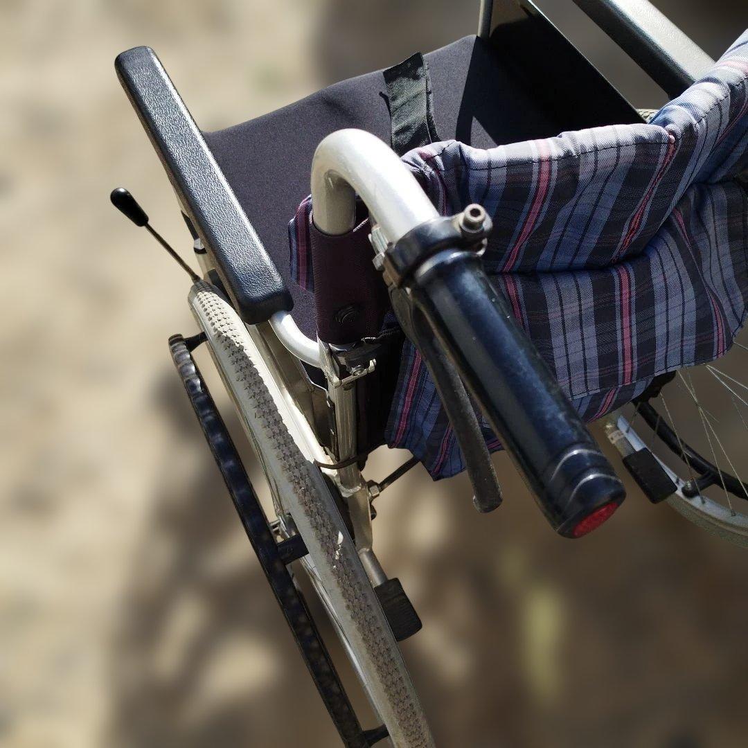 チェック柄 自走用車椅子