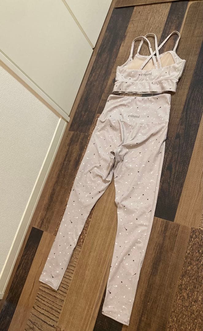 極美　emmi yogaエミヨガ　ヨガウェア　UVカット吸水速乾　オリジナル星柄