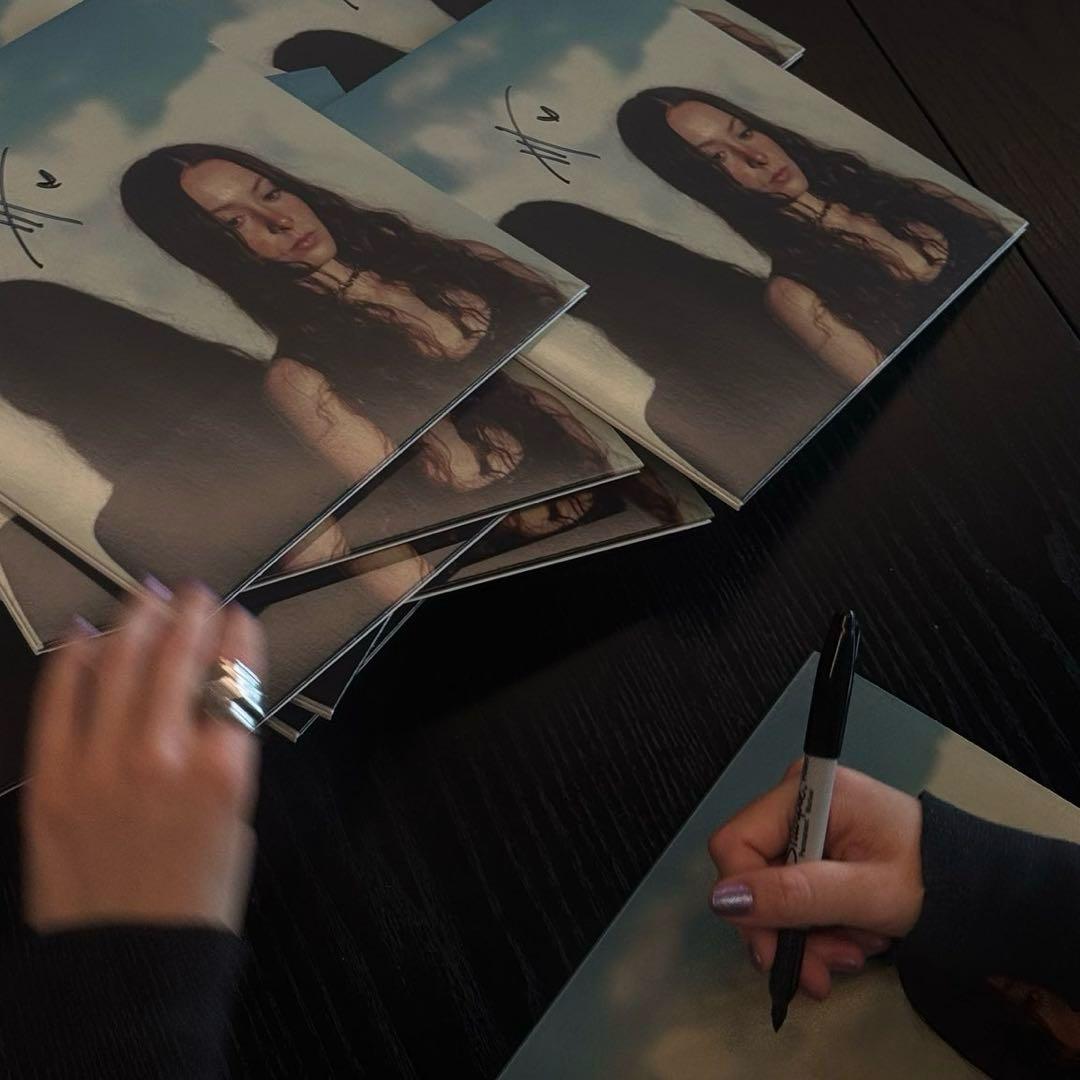 Holly Humberstone 直筆サイン入り レコード