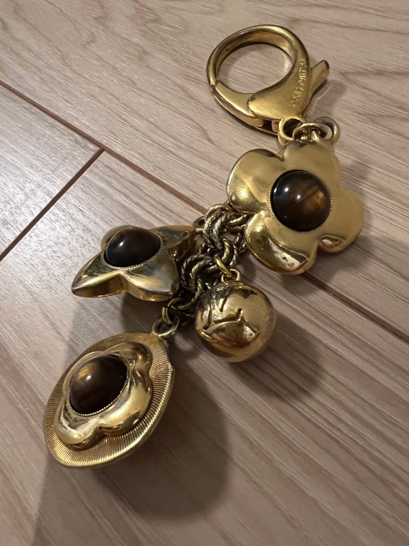 フラワー型チャーム付きキーホルダー