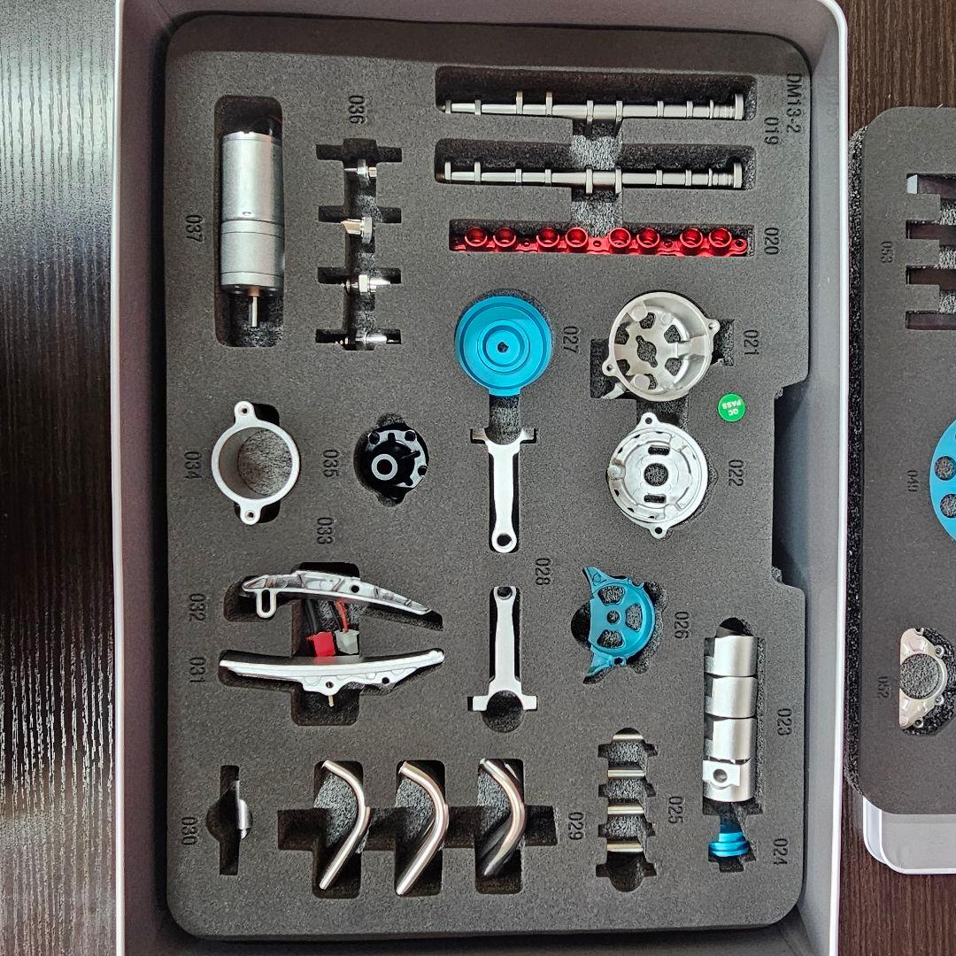 Teching 4気筒エンジン 組み立てキット DM13　エンジン模型