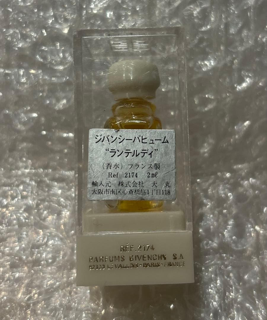 シャネル3個、ジバンシー1個、イブサンローラン1個、ニナリッチ香水ネックレス1個