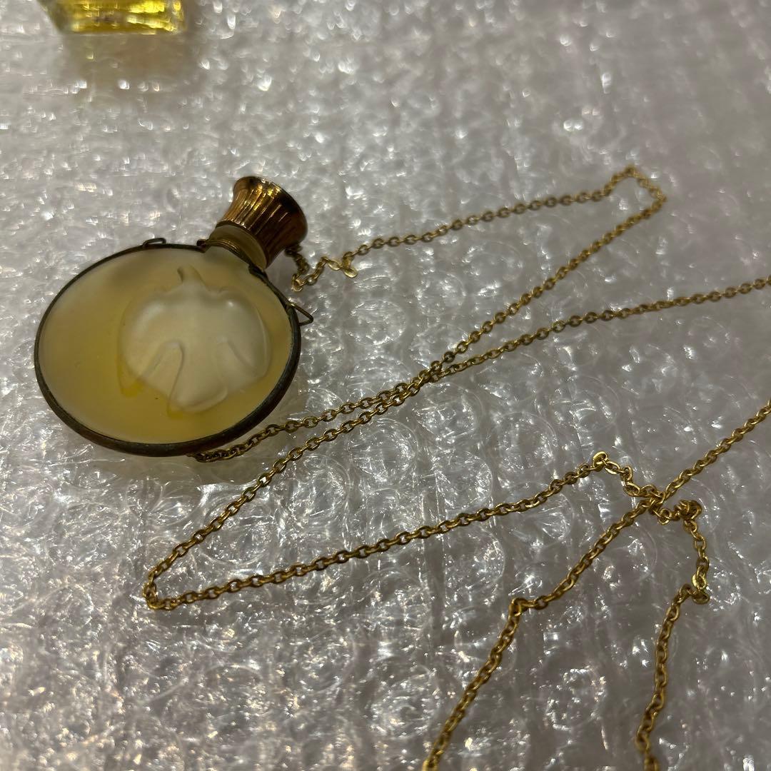 シャネル3個、ジバンシー1個、イブサンローラン1個、ニナリッチ香水ネックレス1個