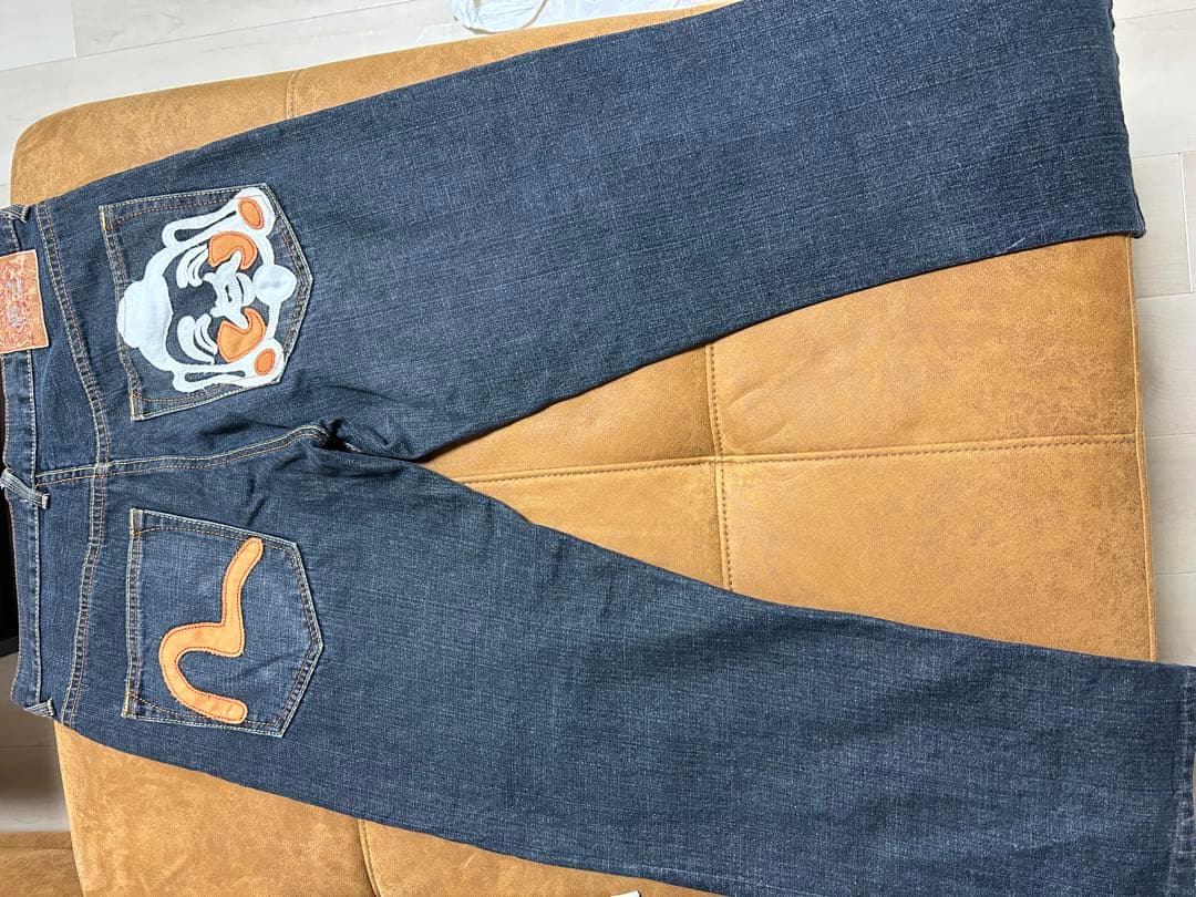 エビス風オレンジ刺繍黒デニムパンツ