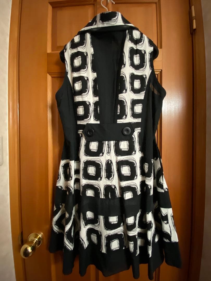 感謝セール1000円お値下げ♥️イークラット♥️幾何学模様のジレワンピ