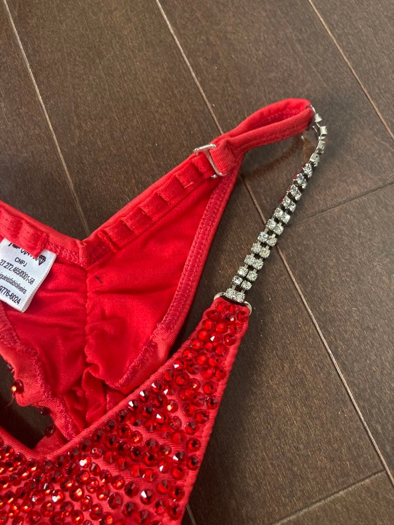 赤 コンテストビキニ