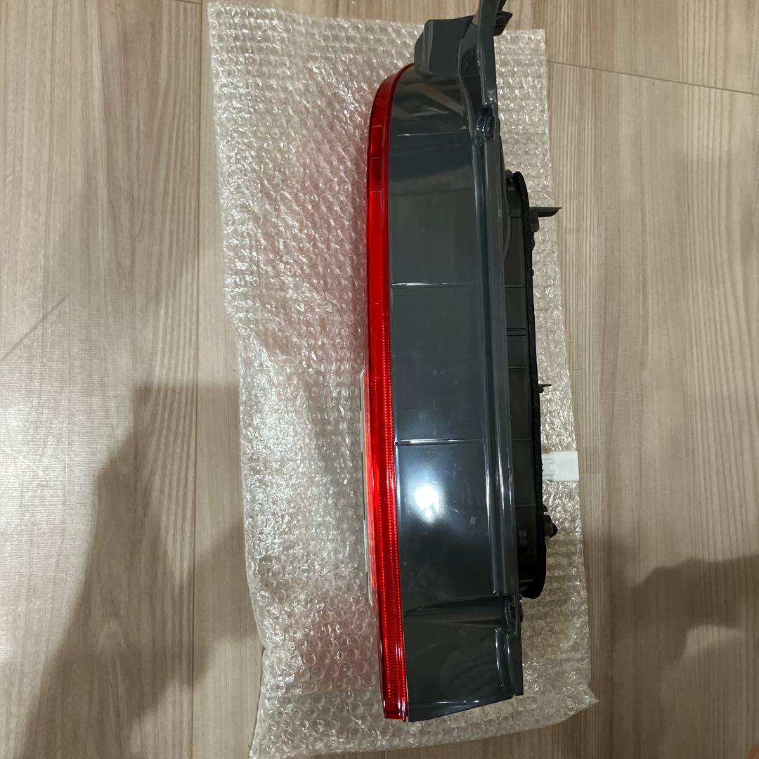 トヨタ200系ハイエース純正テールランプ　左　A045053