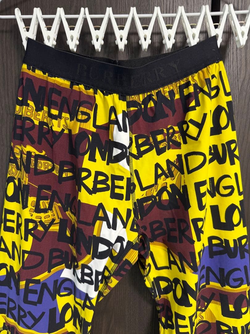 BURBERRY イエローロゴプリントスキニーパンツ