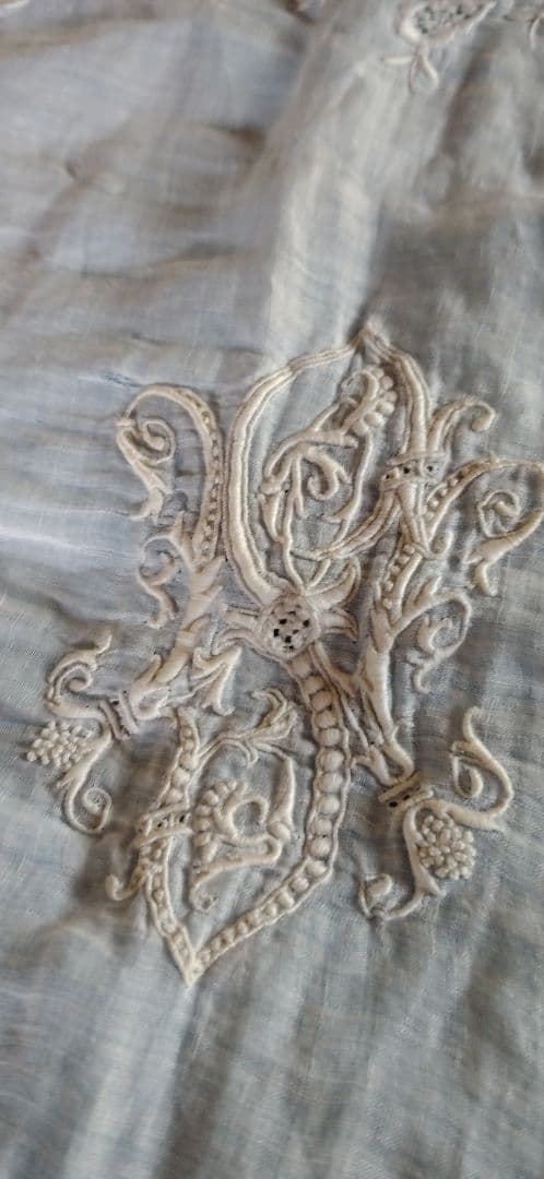 ロンドンのアンティーク屋さんでみつけた綿ローンのテーブルクロス
