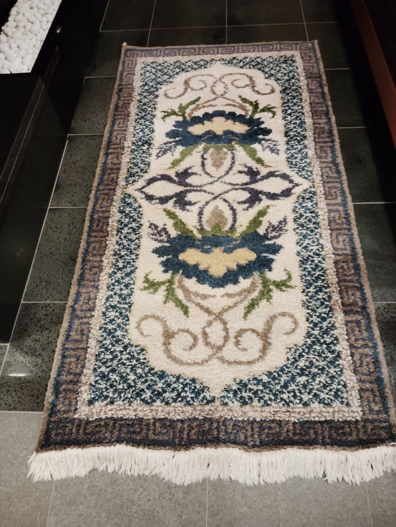 鍋島緞通　牡丹唐草七宝縁二重雷文