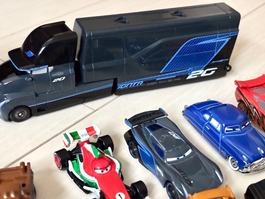 トミカ カーズ　20台 トレーラー付き